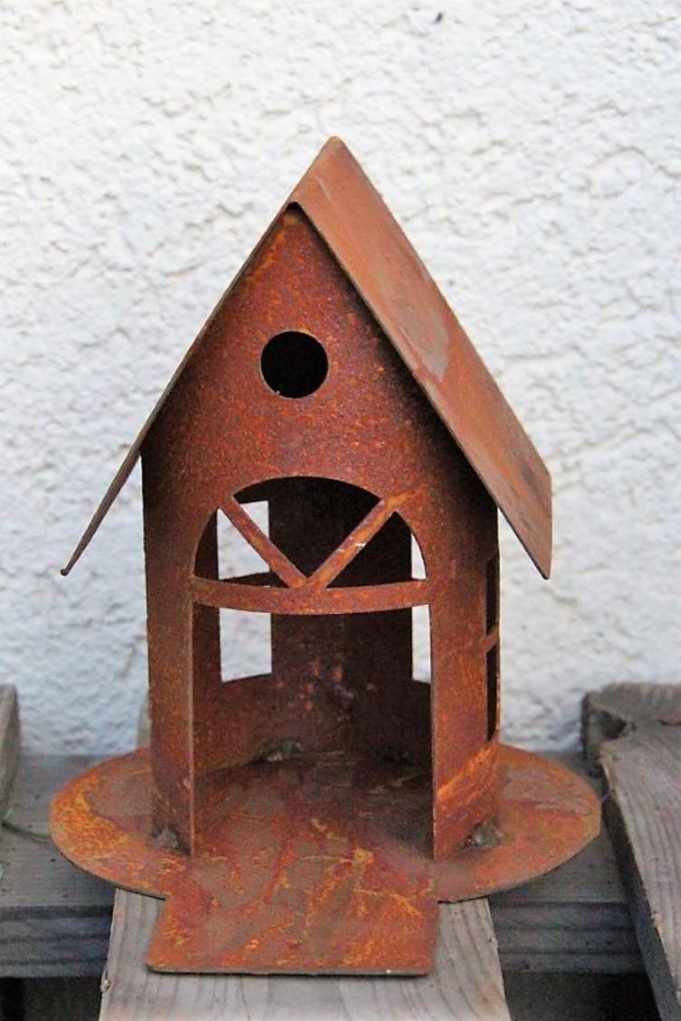 Vogelhaus mit Steg