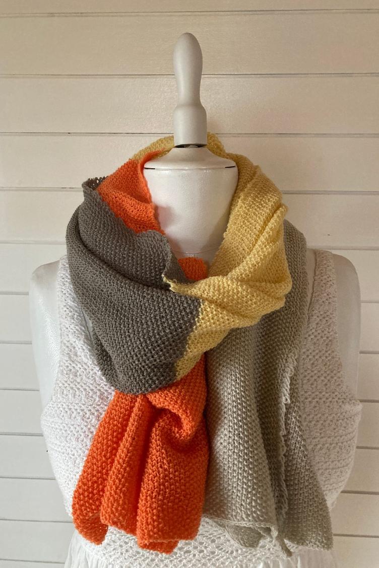 Handgestrickter Sommerschal vanille/koralle
