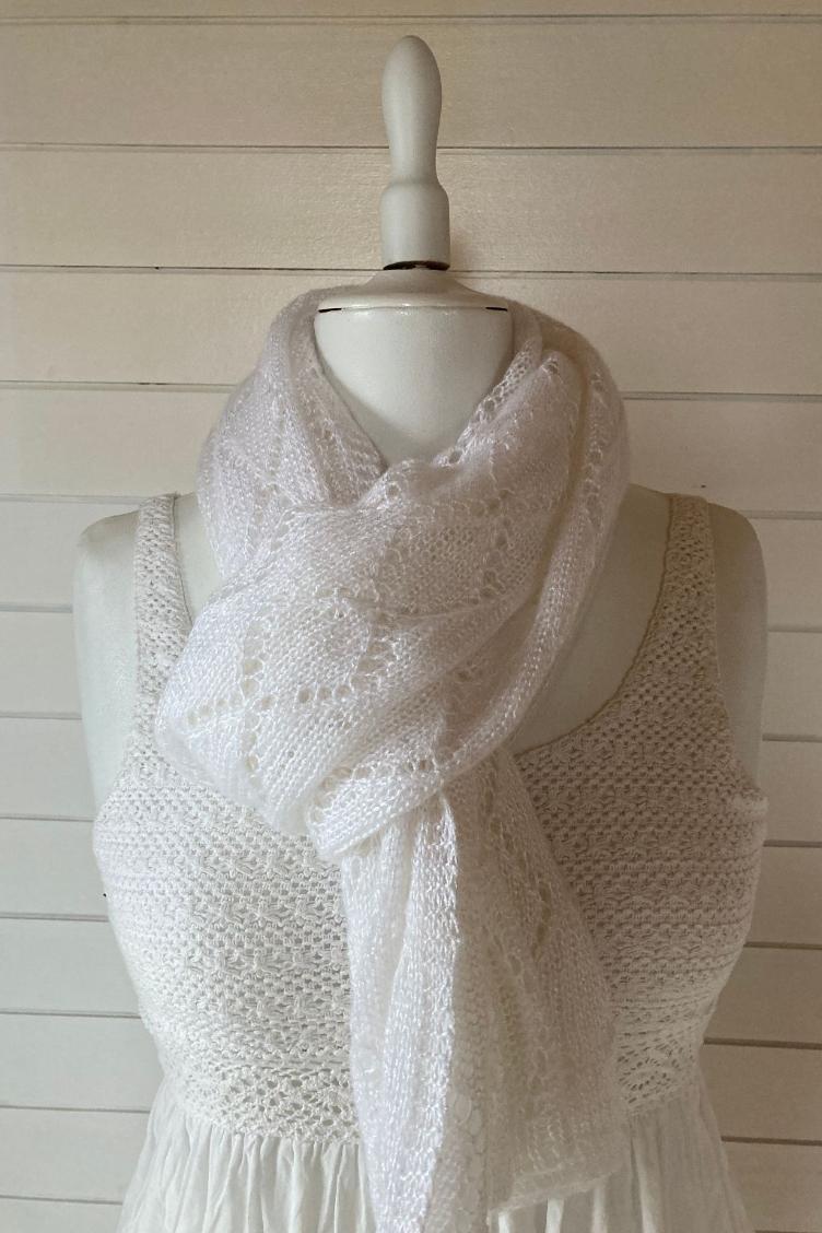 Handgestrickter Sommerschal weiss