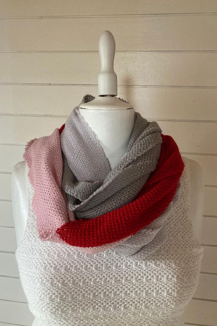 Handgestrickter Sommerschal grau/rot